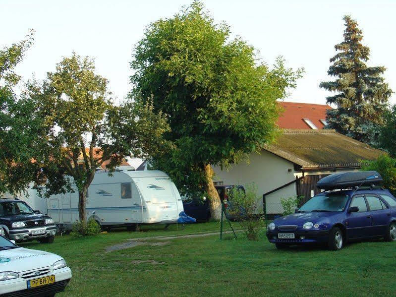 Pension Camp Prager Exteriör bild